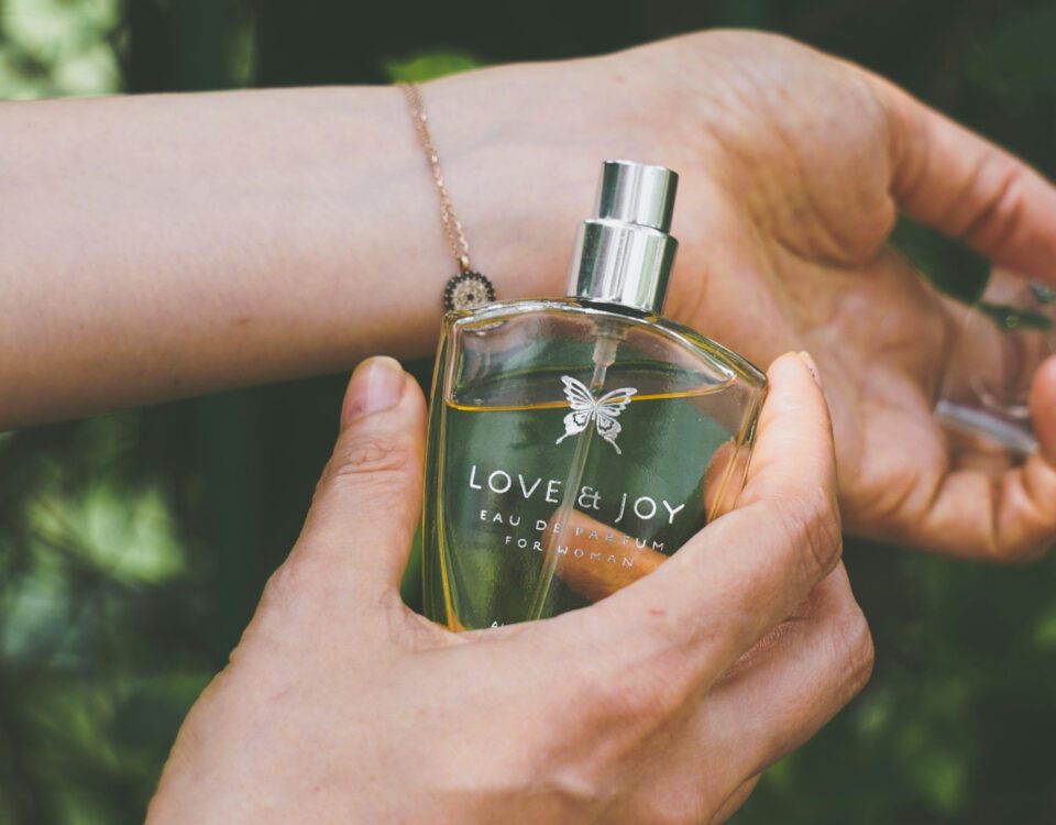 comment-faire-durer-un-parfum-toute-la-journee
